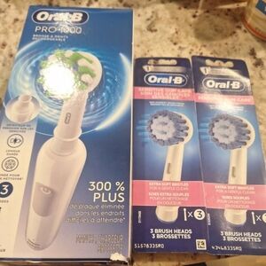 Oral-B White Electric Toothbrush with Brush Heads